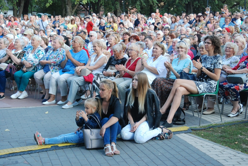 FOTO: "Raxtu Raxti" sapulcē pilnu Jāņa Čakstes laukumu ar klausītājiem