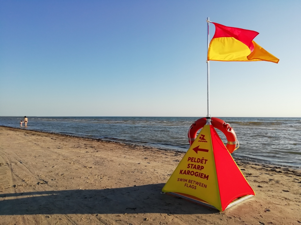 Liepājā izglābj bērnu, kas jūrā iekrīt no piepūšamās rotaļlietas