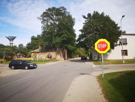 Pie jaunajām “STOP” zīmēm Grobiņā jāpierod