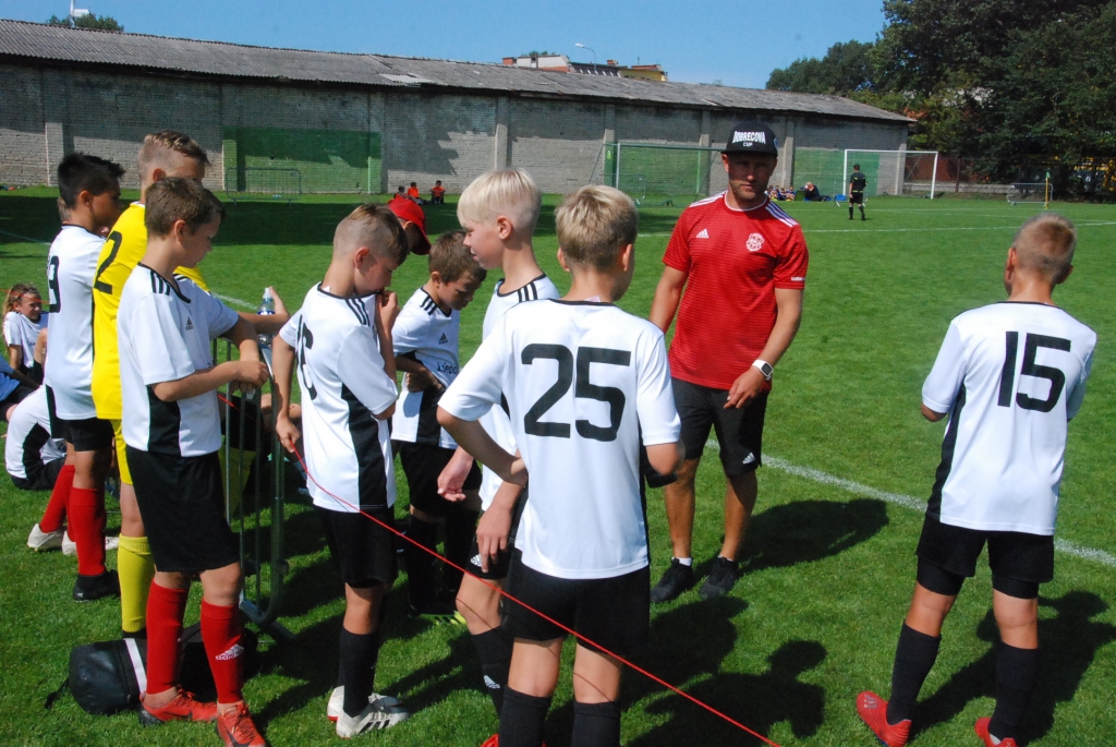 FOTO: Jaunie futbolisti no sešām valstīm Liepājā sāk cīņu par "Dobrecova kausu"