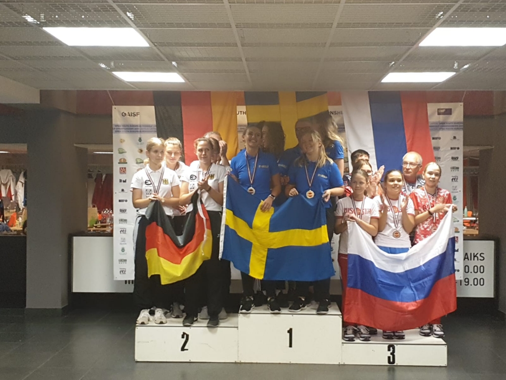 Eiropas junioru čempionātā minigolfā komandām triumfē zviedru meitenes un vācu zēni