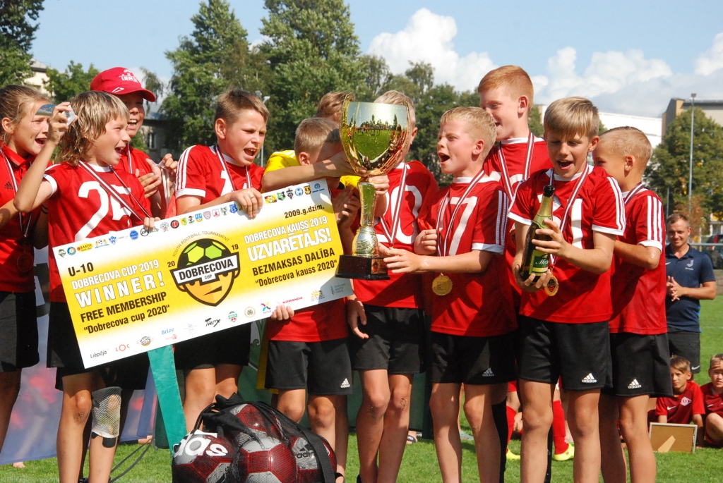 FOTO: "Liepājas" jaunie futbolisti kļūst par "Dobrecova kausa" čempioniem