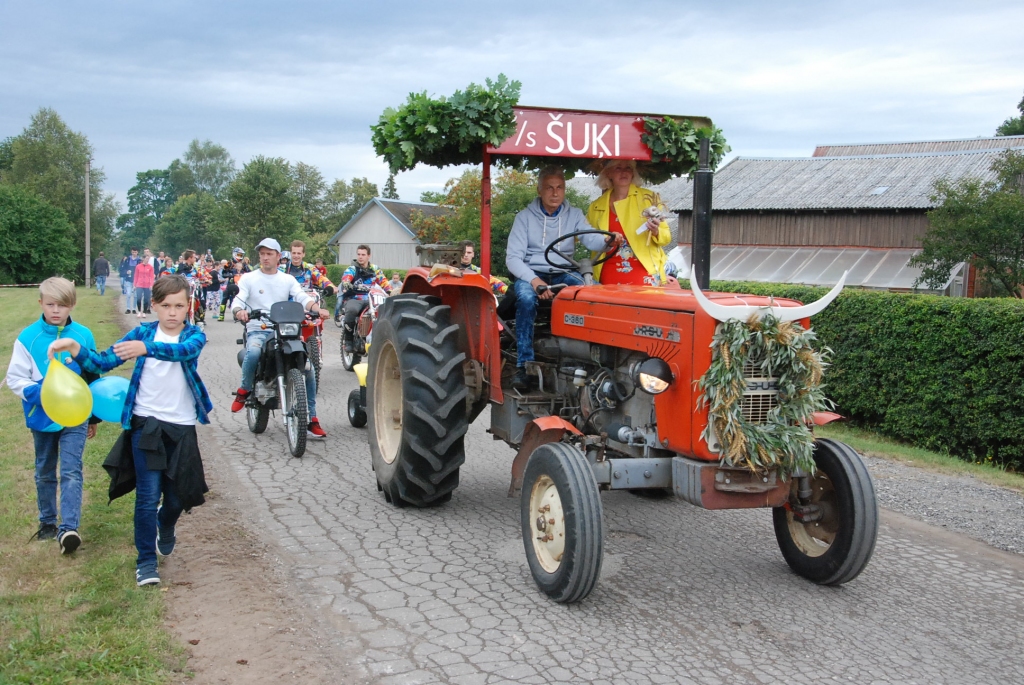 FOTO: Dunikas pagasta simtgadi svin, sportojot, atverot grāmatu un dodoties svētku gājienā