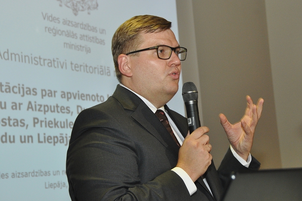 Autostāvvietu caurlaides skandāla dēļ Pūce atkāpjas no ministra amata