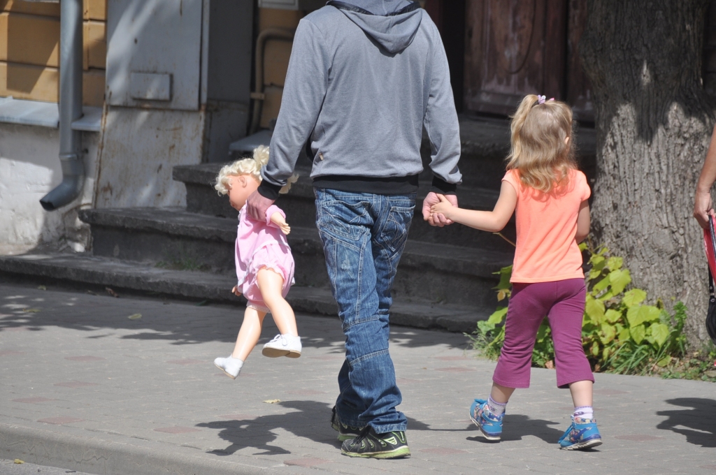 Adoptējot sievas bērnus, jāprasa bioloģiskā tēva piekrišana