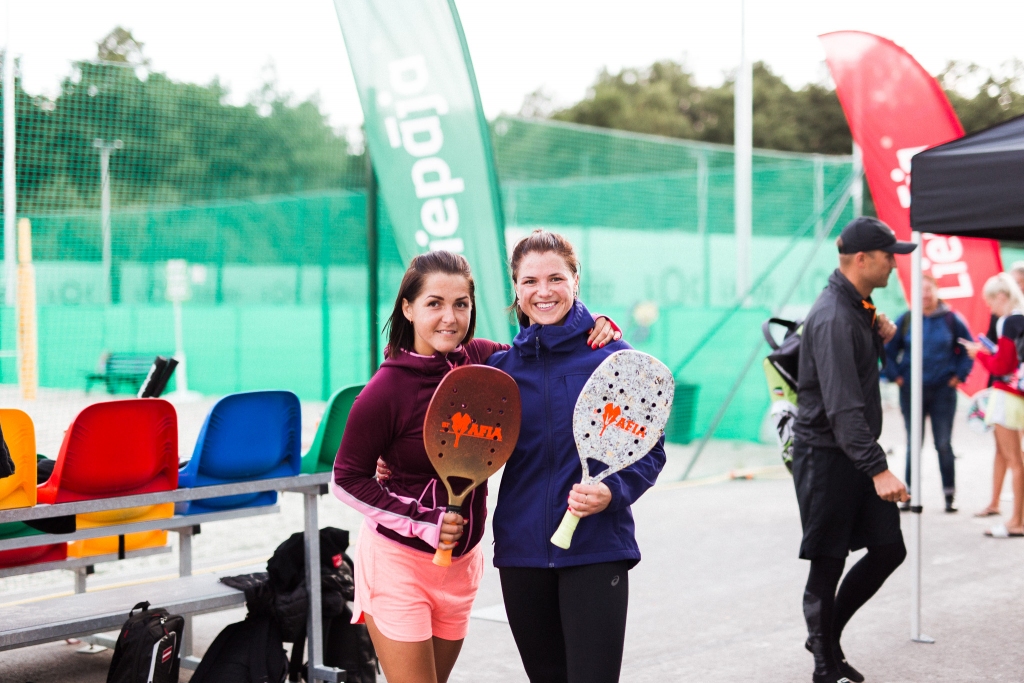 FOTO: Liepājā kļūst zināmi pludmales tenisa turnīra kopvērtējuma uzvarētāji