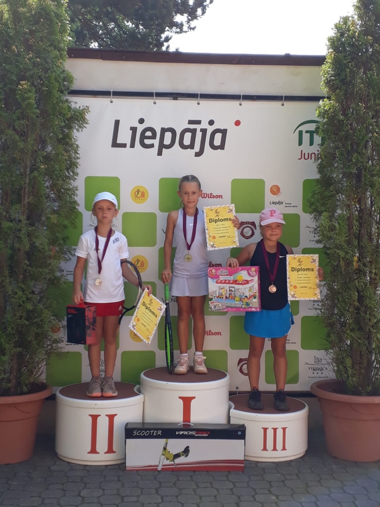 Liepājas Tenisa sporta skolas audzēkņi sekmīgi startē savās mājās