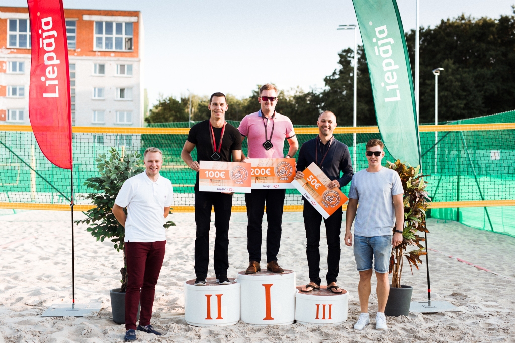 FOTO: Liepājā apbalvo pludmales tenisa turnīra kopvērtējuma uzvarētājus