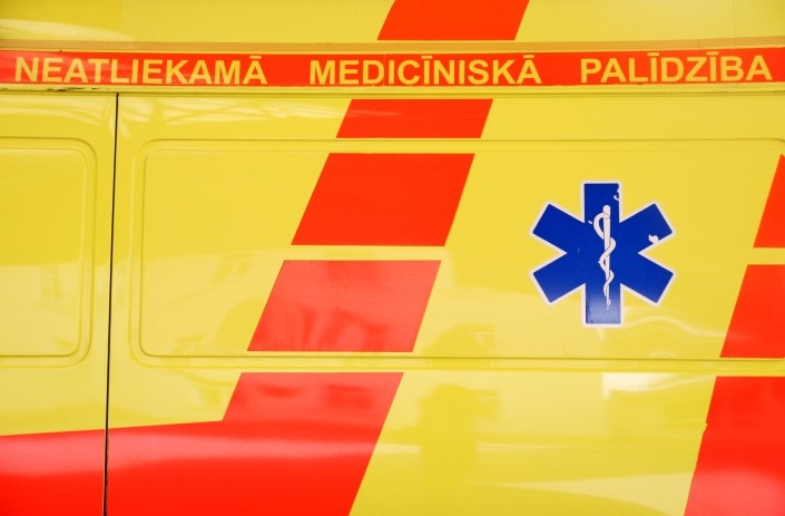 Priekulē ar automašīnu uzbrauc jaunam velosipēdistam, kurš ar traumām nokļūst slimnīcā