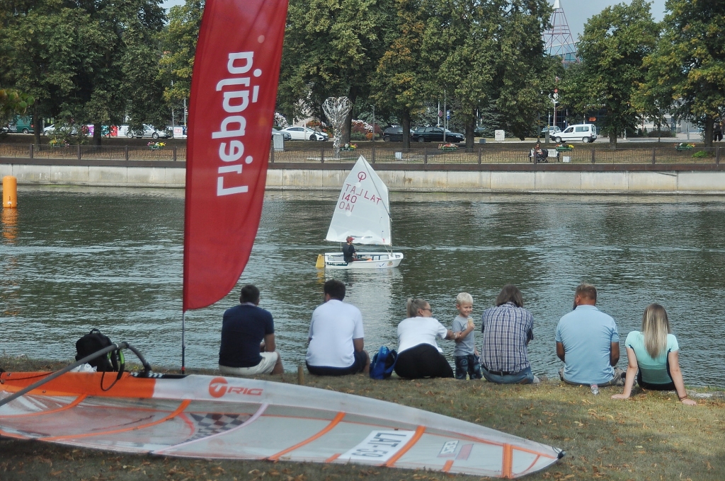 FOTO: Liepājas Tirdzniecības kanālā pirmoreiz Latvijā sacenšas stafetes regatē