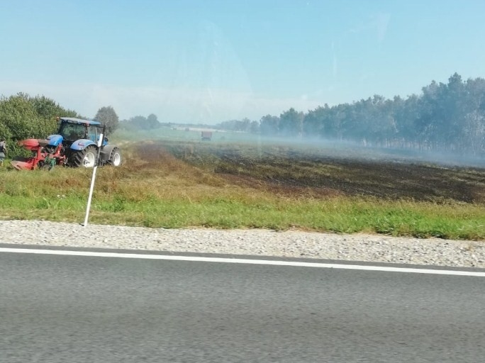 FOTO: Nīcas novadā deguši labības rugāji sešu hektāru platībā