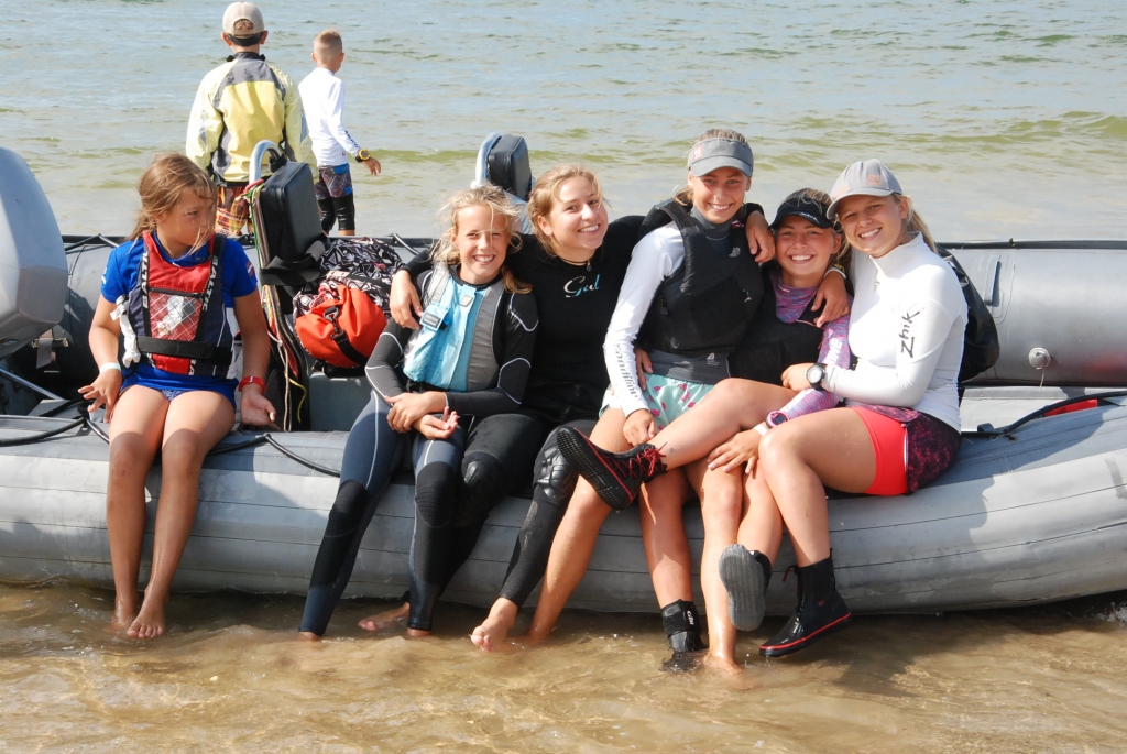 FOTO: Karostas pludmalē atklāj Latvijas čempionātu burāšanā