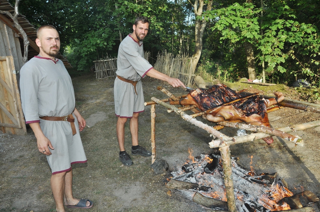 FOTO: Bauda skaisto laiku un atmosfēru pasākumā "Baltu cilts uguns gaismā"