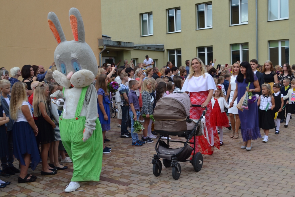 FOTO: Zinību diena Aizputes vidusskolā