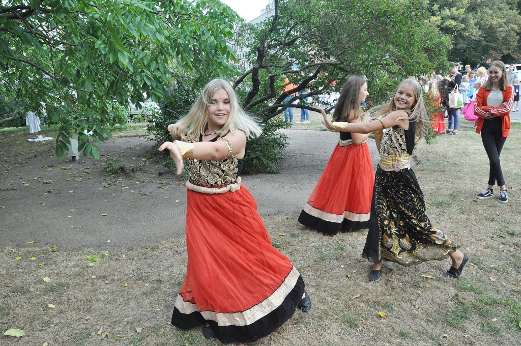 FOTO: Liepājā skolēni svin Jaunā mācību gada sākumu