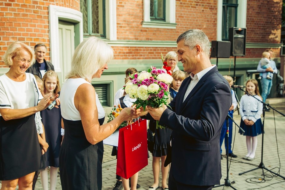 FOTO: Liepājā skolas gaitas uzsāk 748 pirmklasnieki