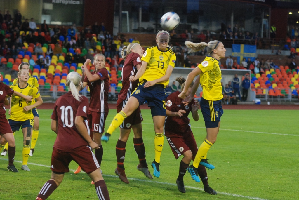 FOTO: Latvijas dāmu izlasei ar nīcenieci Karlīnu Miksoni sastāvā cienījams puslaiks un zaudējums pret Pasaules kausa bronzas medaļu ieguvējām zviedrietēm