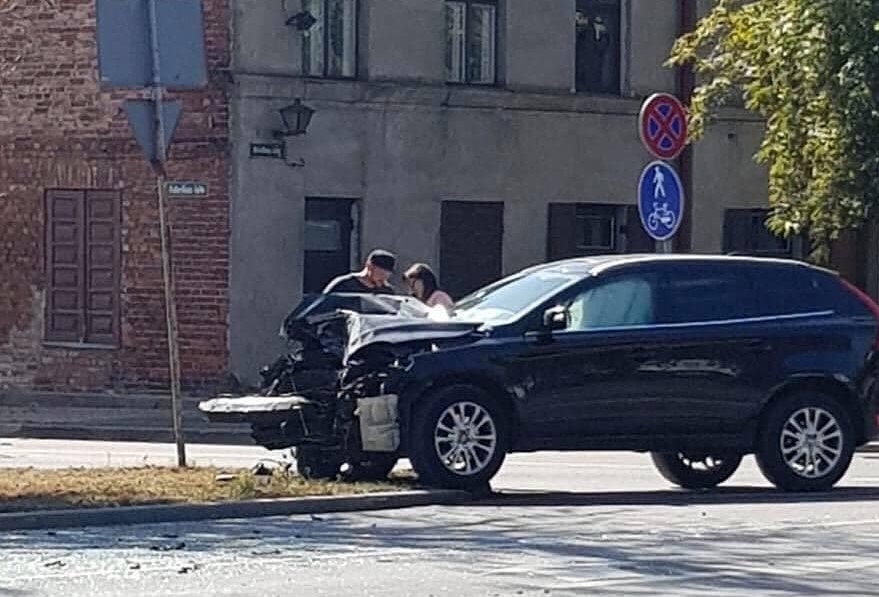 Liepājā ar "Volvo" nedod ceļu satiksmes autobusam