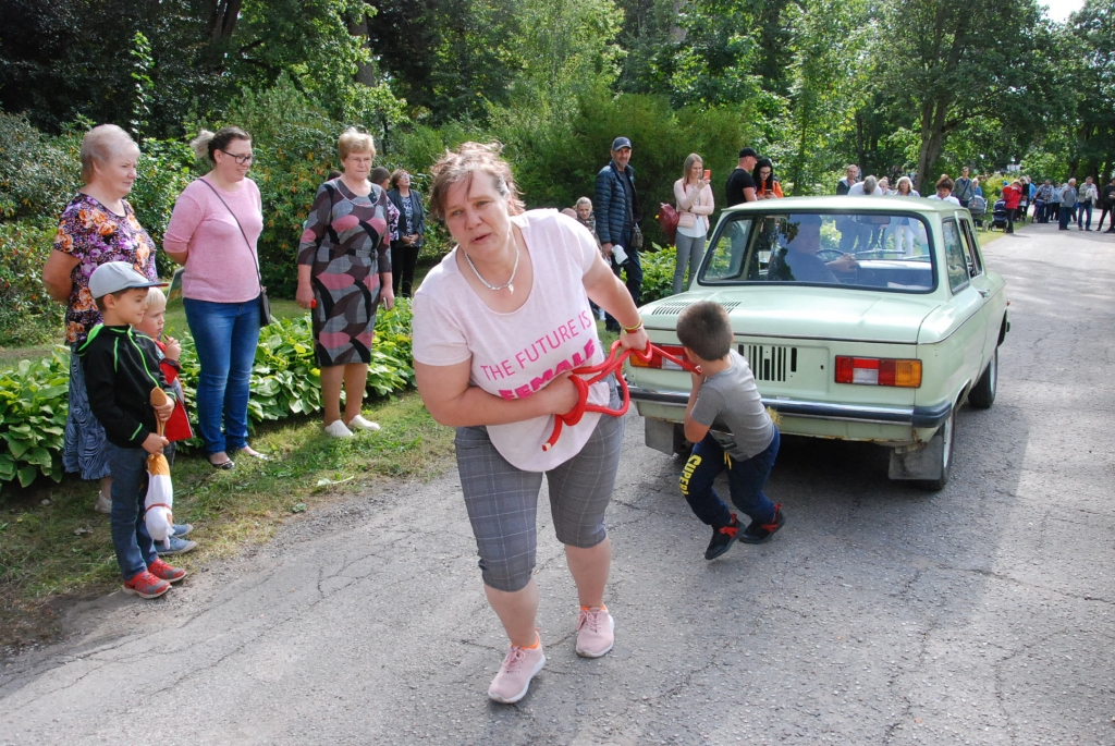 FOTO: Kazdangas Parka svētkos dodas Tvīda braucienā, velk zapīti un sveic mazuļus 