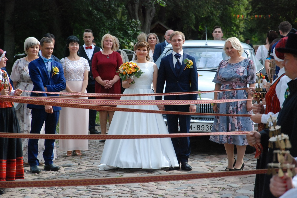 FOTO: Negaidīts pārsteigums Kazdangas Parka svētkos - ierodas jaunlaulātie