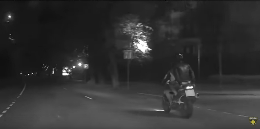 VIDEO: Policija Grobiņā aptur motociklistu, kurš Liepājā bez tiesībām un reibumā sāka bēgt, sasniedzot ātrumu 216 kilometri stundā