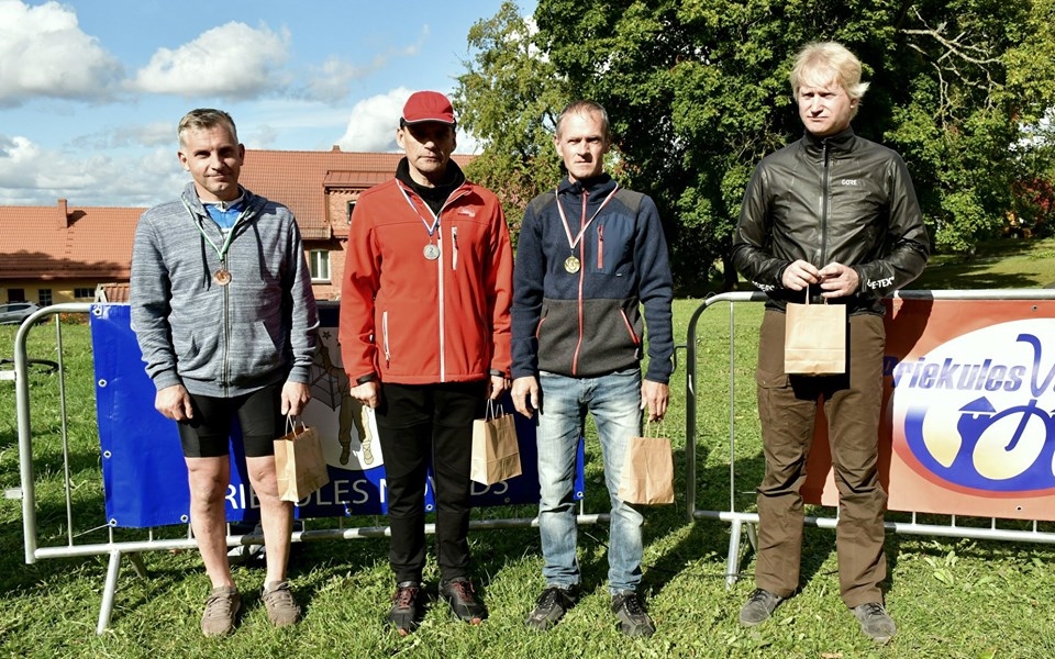 FOTO: Riteņbraucēji Priekules novadā cīnās par "Izriedes muižas kausu"