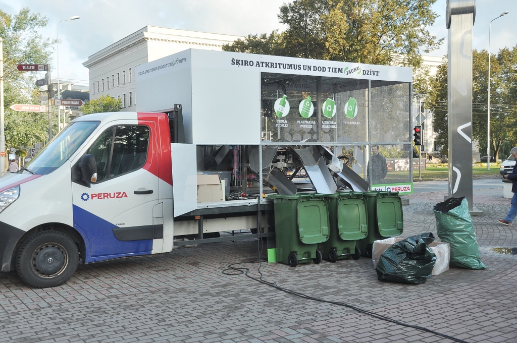 FOTO: Liepājā prezentē iepakojuma depozīta prototipu