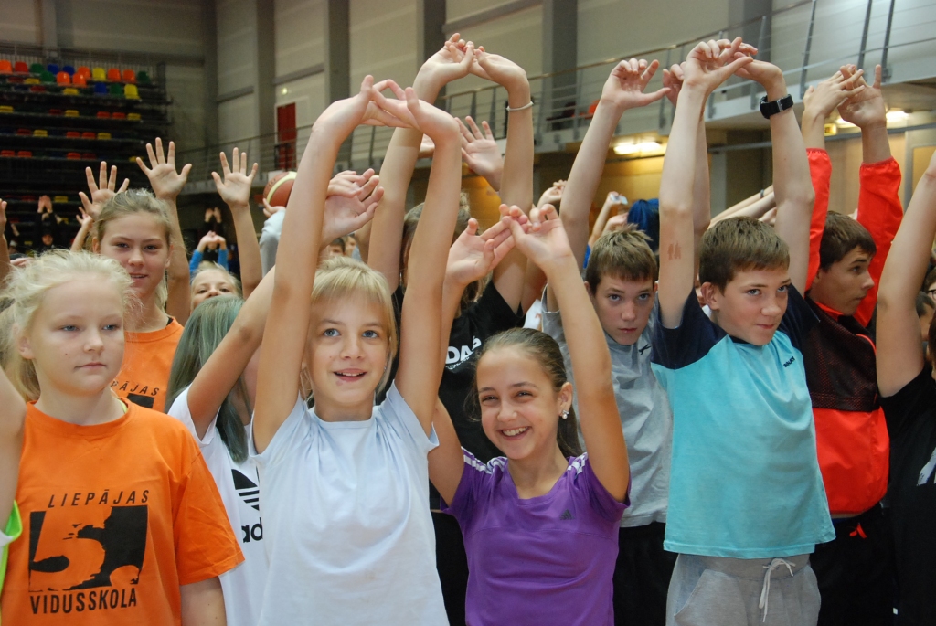 FOTO: Liepājas skolēni un sportisti "Olimpisko dienu" sāk ar kopīgu vingrošanu