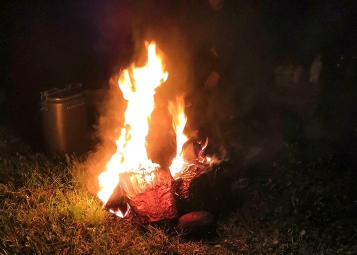 VIDEO: Vaiņodē Elkuzemes dīķī nakts peldējumā dodas trīs drosminieki