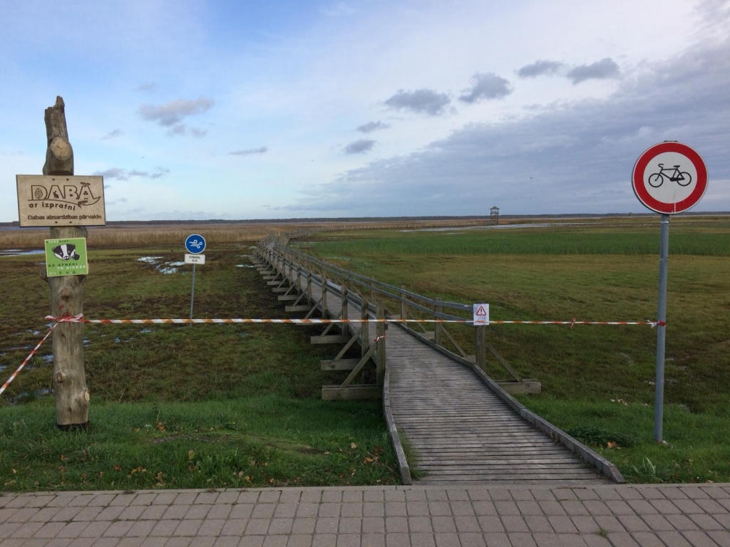 Vandaļu postījumu dēļ slēgta pastaigu laipa Liepājas ezerā