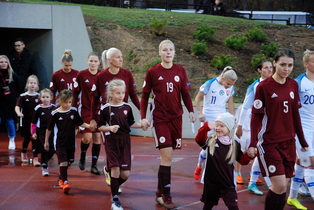 FOTO: Nīceniece Karlīna Miksone jau trešajā minūtē gūst vārtus, bet Latvija tomēr piekāpjas Slovākijai