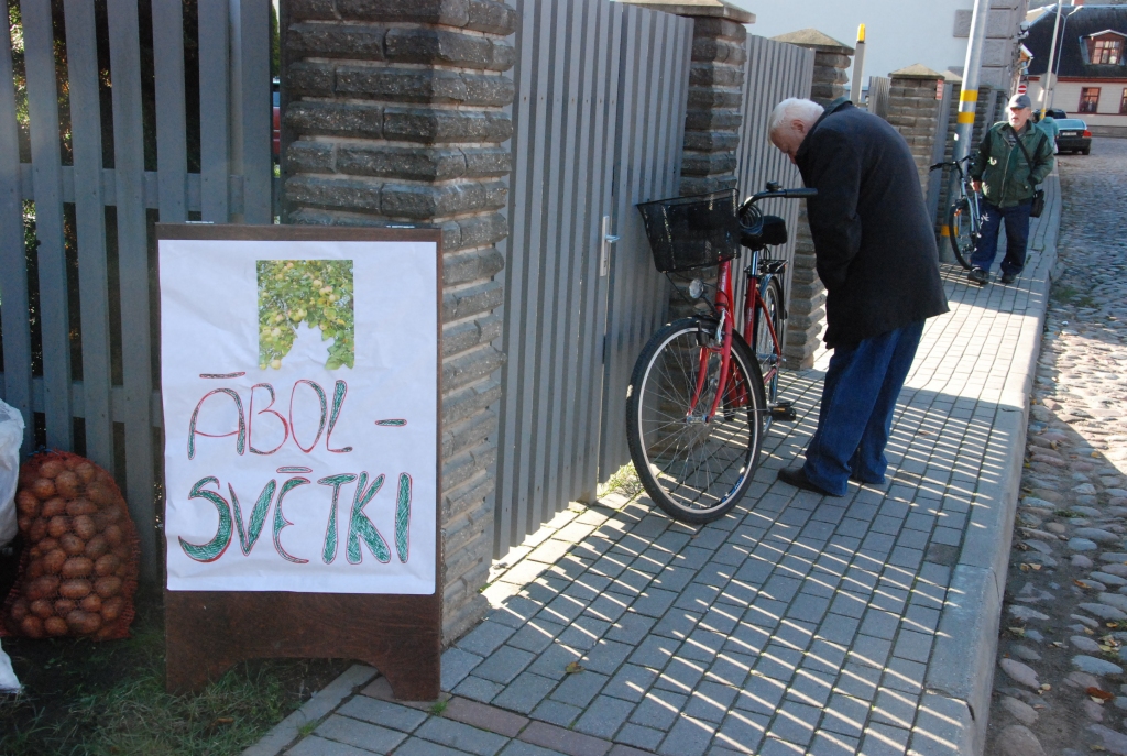FOTO: Liepājā sarīko labdarības pasākumu "Ābolsvētki" 