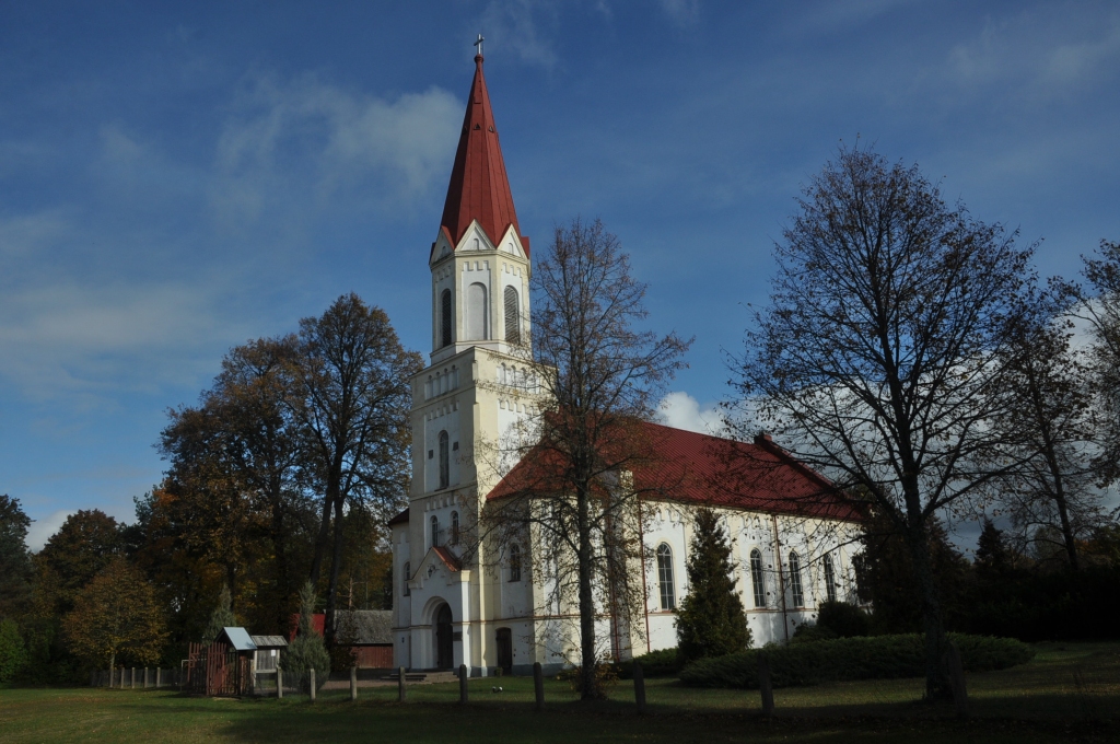 Remontē un labiekārto savu baznīcu