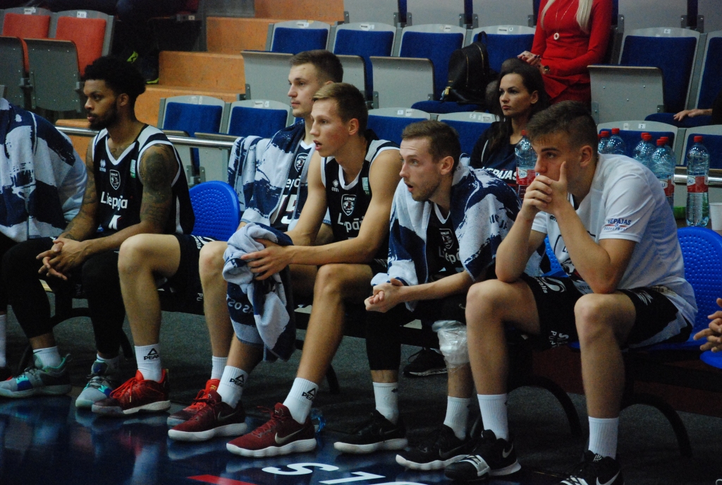 FOTO: "Liepājas" basketbolisti svin pirmo uzvaru sezonā