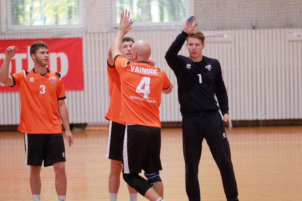 "Vaiņodes" handbolisti savā laukumā zaudē komandai "Celtnieks Rīga"