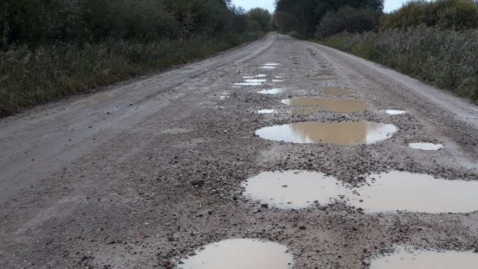 Vietējie iedzīvotāji ceļ trauksmi par lietavu dēļ grūti izbraucamo grants ceļu Rucava-Pape