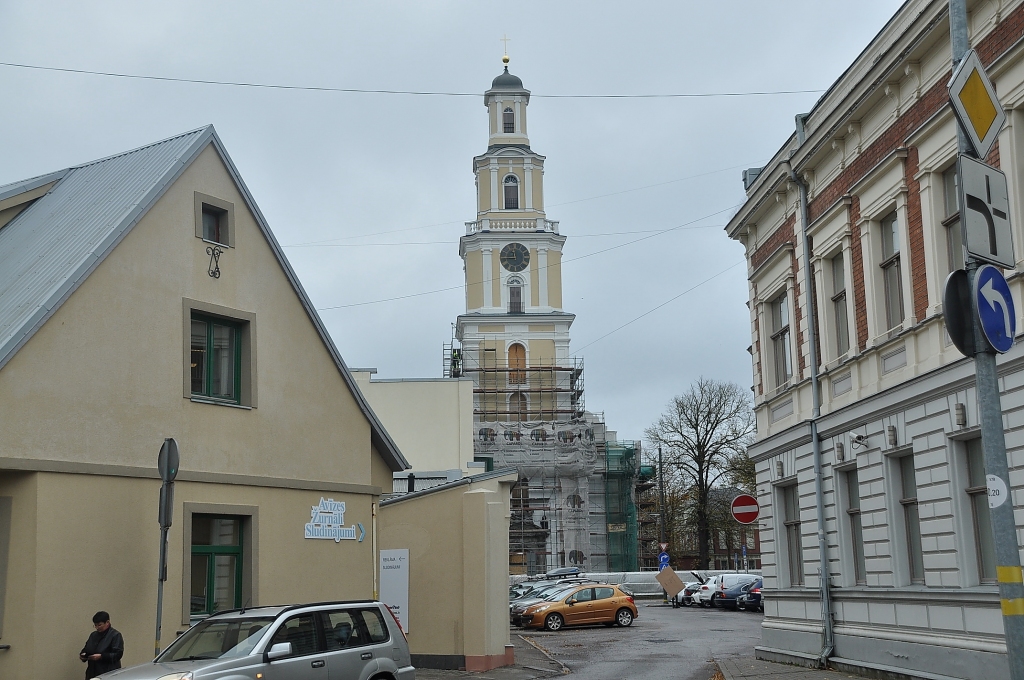 FOTO: Katedrāle nomaina pelēkās drānas pret modernām