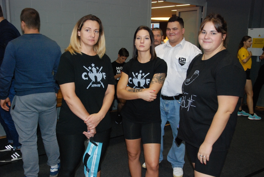 FOTO: Dāmas un vīri noskaidro Liepājas čempionus svara stieņu spiešanā guļus