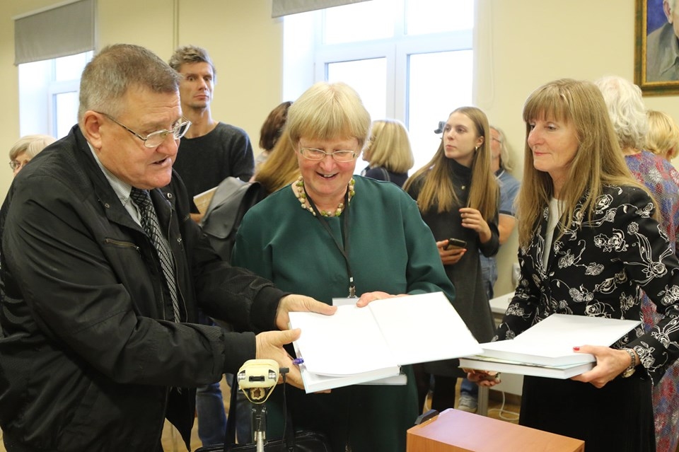 FOTO: Liepājā atver Jura Kriķa grāmatu "Liepāja. Osta gadsimtu griežos"