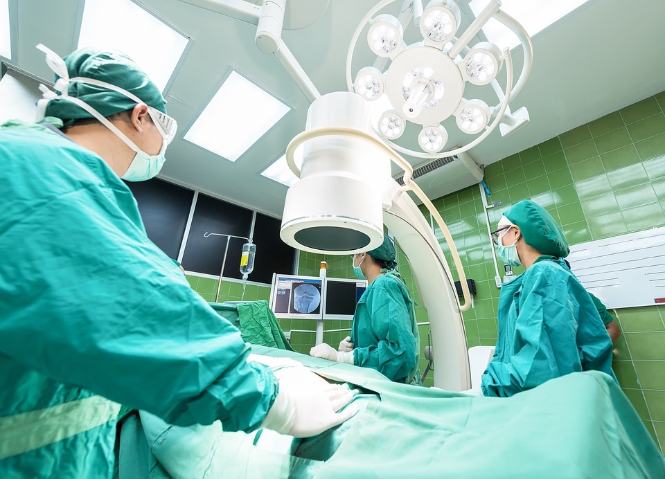 Nespēj vienoties, vai izmantot 42 miljonus eiro visu medicīnas nozarē strādājošo algu celšanai vai tikai daļai