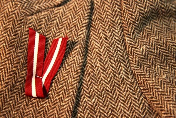 Atzīmējot uzvaras pār Bermonta karaspēku 100. gadadienu, Aizsardzības ministrija aicina nēsāt pie apģērba sarkanbaltsarkanu lentīti