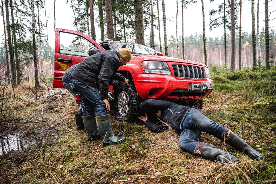 FOTO: Bārtas apkaimes mežos ķer adrenalīnu "Rudens dubļu dublī"