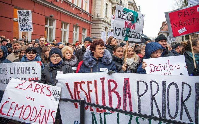 Nepanākuši vienošanos par atalgojuma garantiju izpildi, mediķi turpinās akcijas