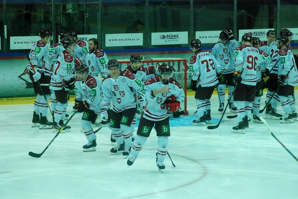 FOTO: Latvijas izlase līdzjutējus Liepājā iepriecina ar uzvaru pēcspēles metienos pret Slovēniju