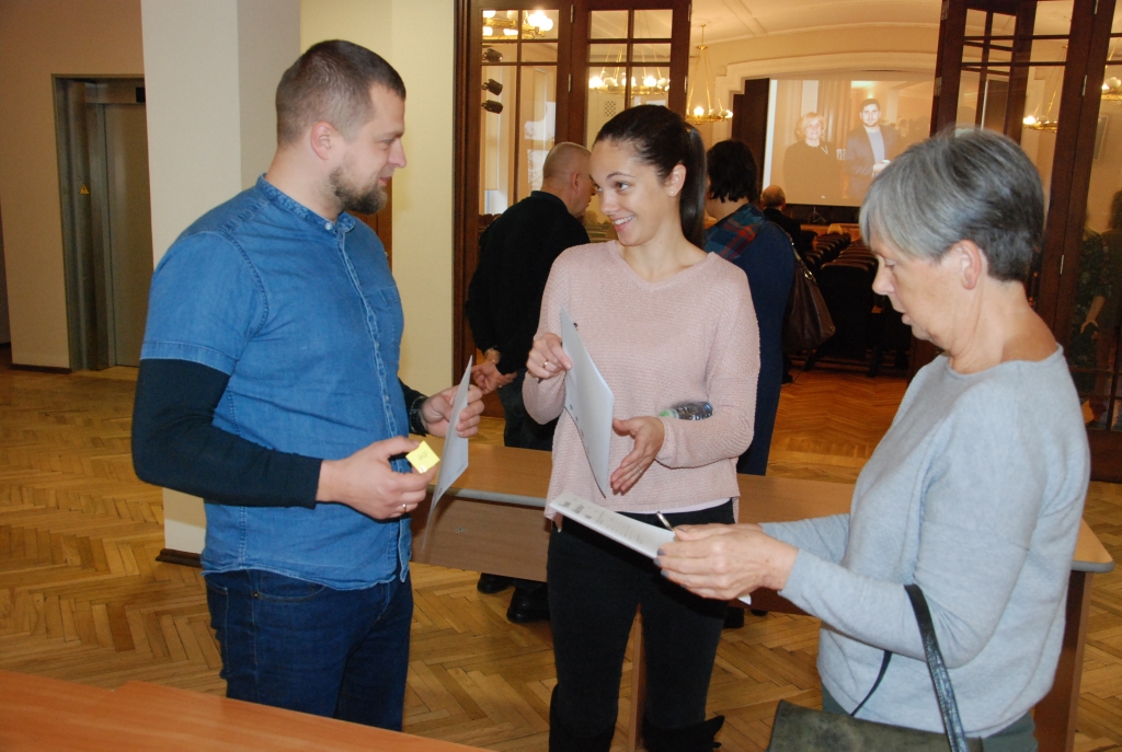FOTO: Liepājā liela atsaucība V pasaules diktāta latviešu valodā rakstīšanai