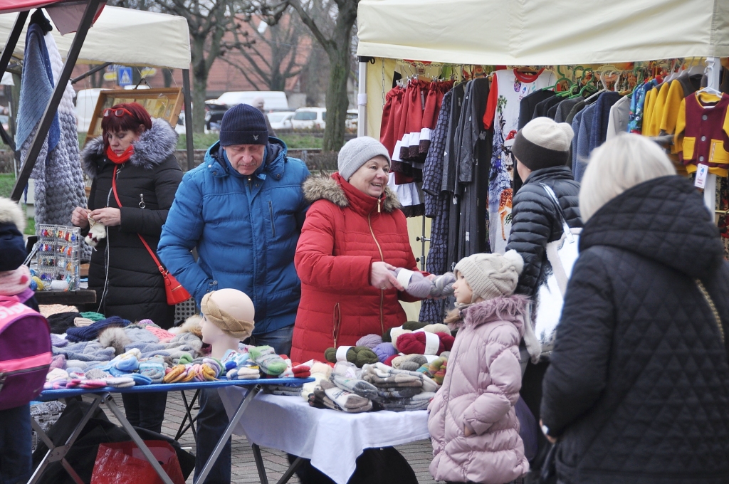 FOTO: Liepājā valsts svētku noskaņās tirgojas Rožu laukumā