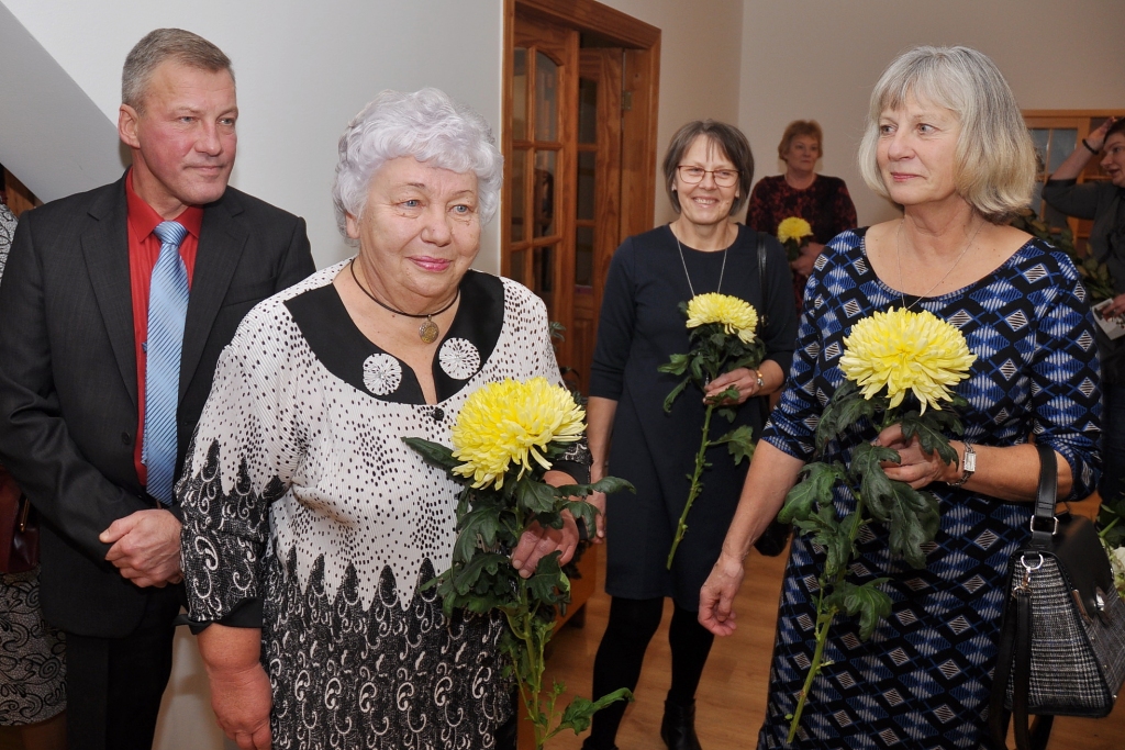 FOTO: Aizputē kolēģi godina dakteri Rasmu Vītolu jubilejā