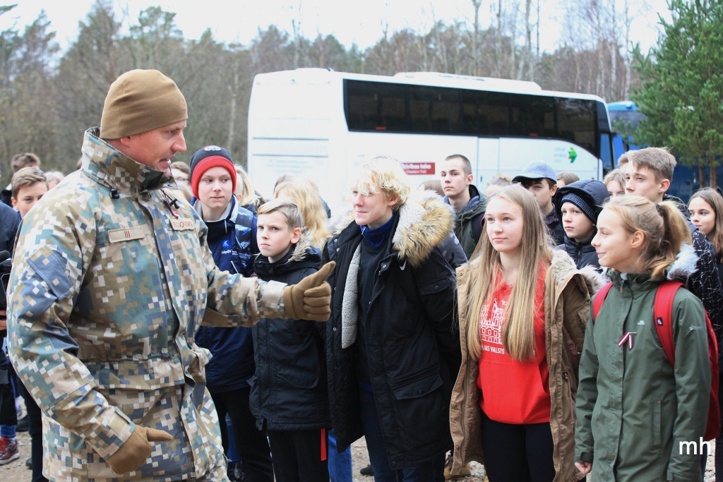 FOTO: Liepājā skolēni iepazīst Latvijas Brīvības cīņu vēsturi  