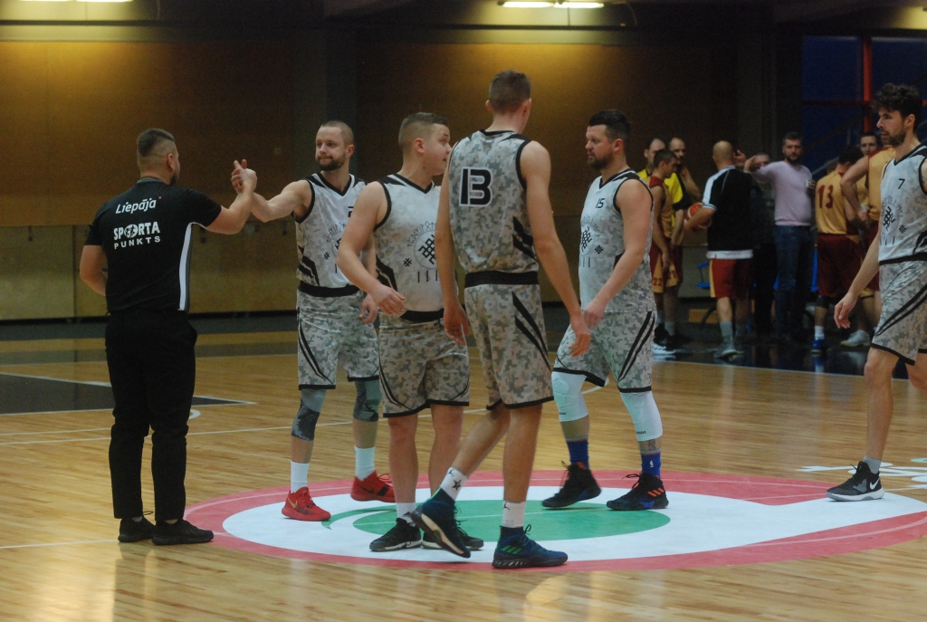 Liepājas pilsētas basketbola čempionātā pie uzvaras tiek "Grobiņa", "LSSS", "Lesjofors" un "Fēnikss"