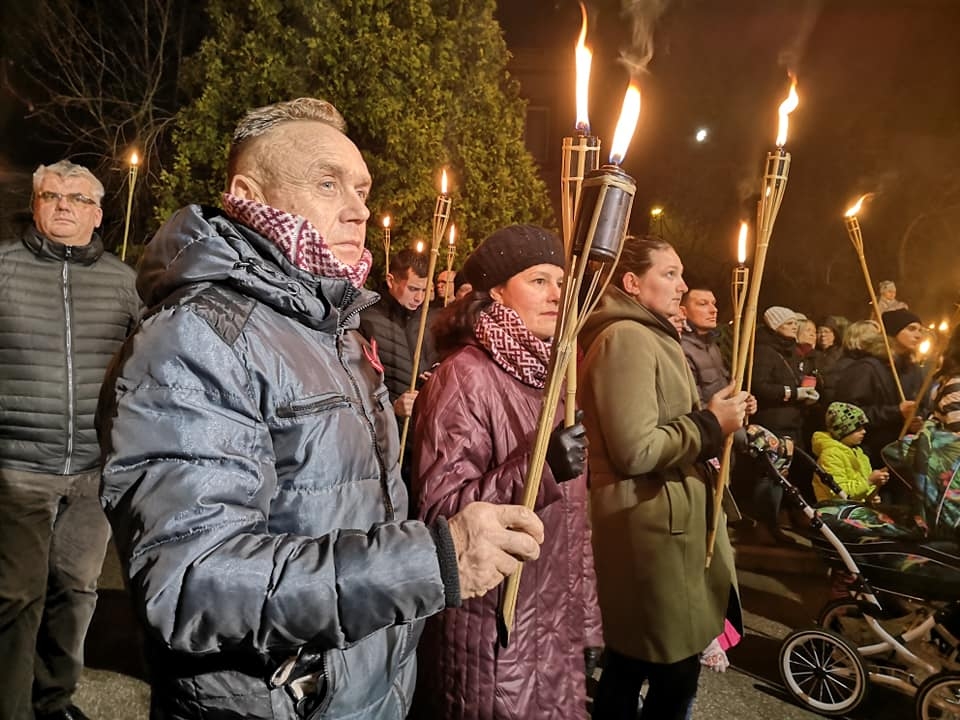 FOTO: Grobiņā teic paldies brīvības cīnītājiem par Latviju